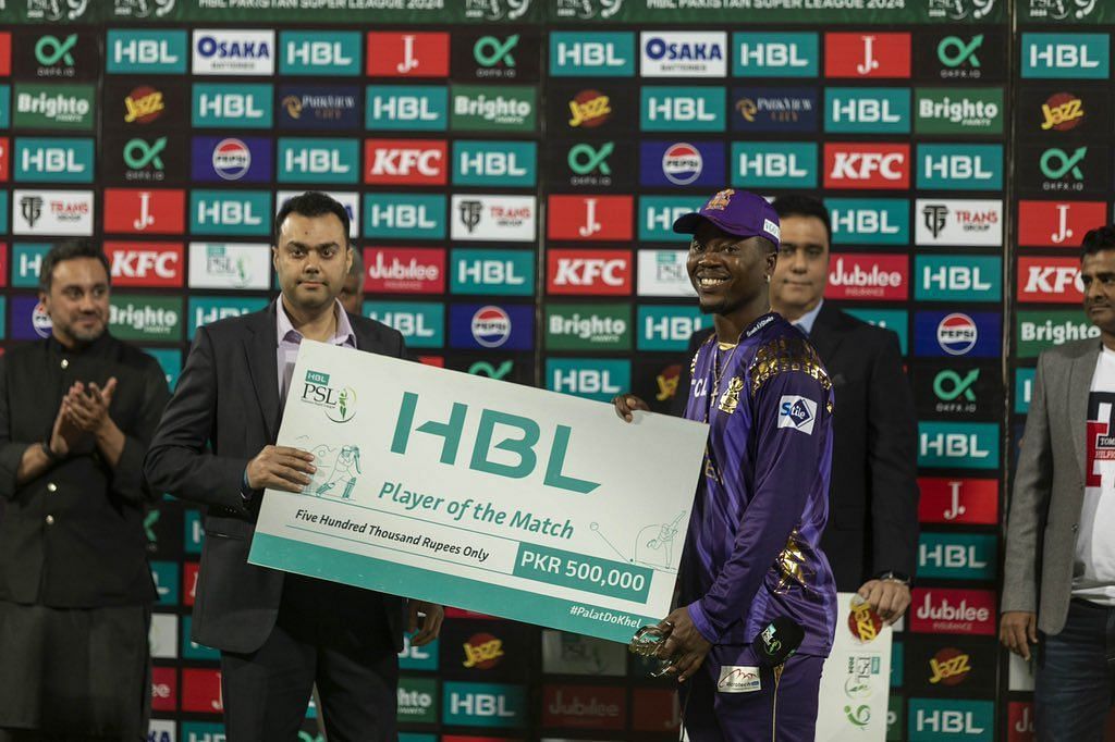 Sherfane Rutherford receiving an award (Image Courtesy: X/Pakistan Super League)