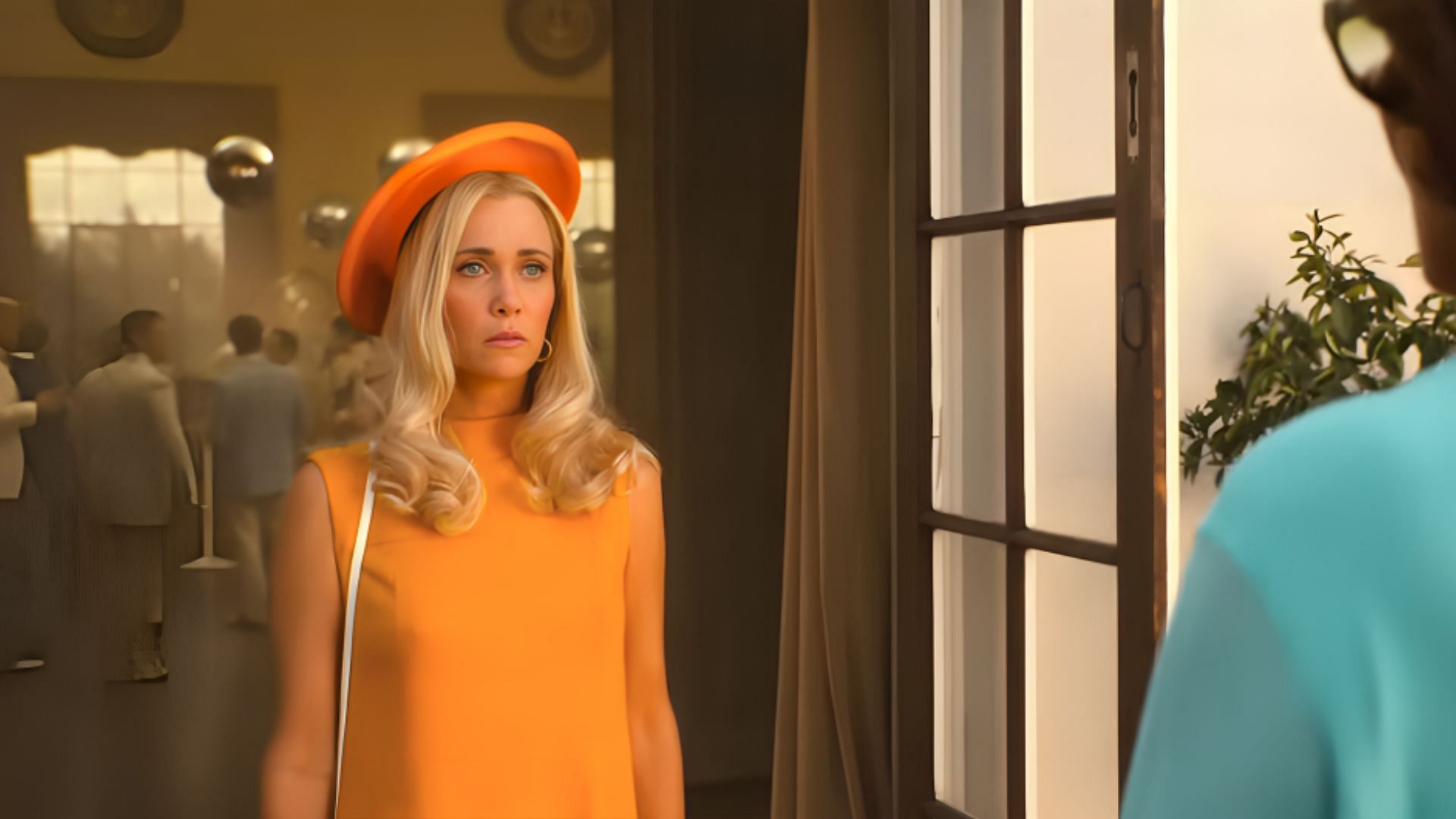 Actress Kristen Wiig plays the character Maxine Simmons in the series Palm Royale (Image via YouTube/Apple Tv, 1:26)