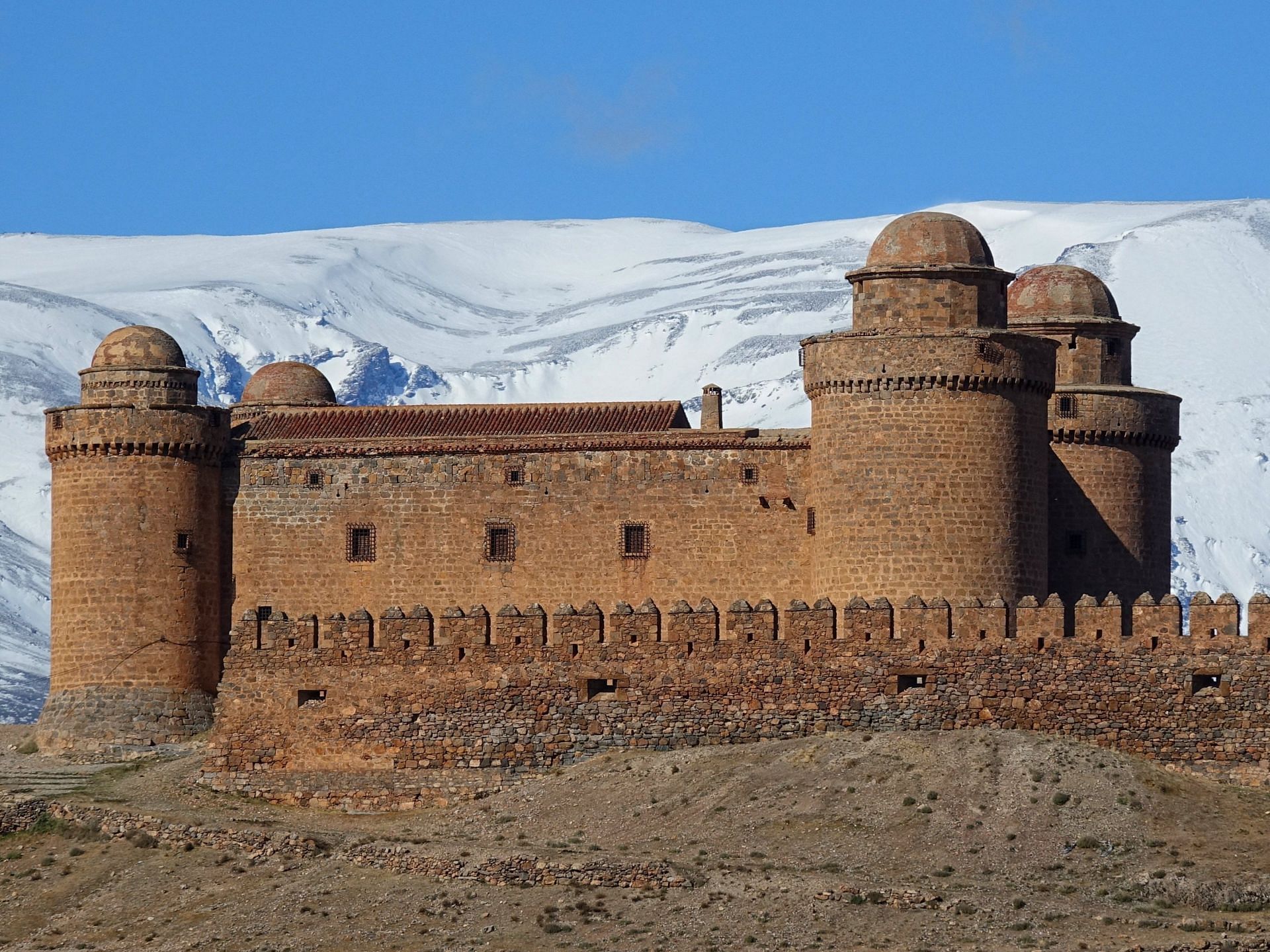 Castillo de La Calahorra, Spain (Image via Wikimedia Commons/Bj&oslash;rn Christian T&oslash;rrissen)