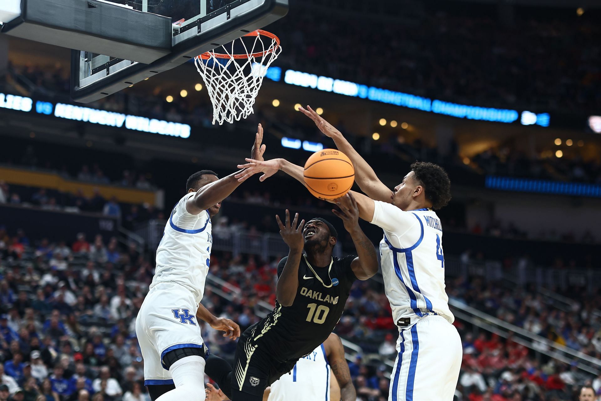 Tre Mitchell #4 of the Kentucky Wildcats blocks the shot of DQ Cole #10 of the Oakland Golden Grizzlies.