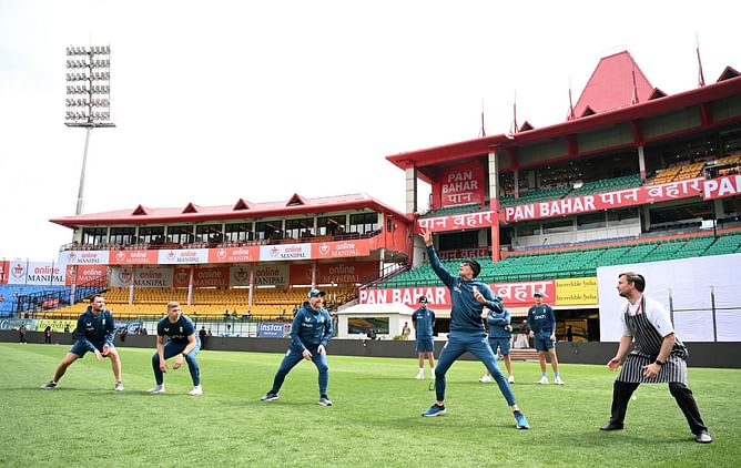 IND vs ENG : पांचवें टेस्ट से पहले इंग्लैंड के खिलाड़ियों ने दलाई लामा से की खास मुलाकात, ECB ने साझा की तस्वीर
