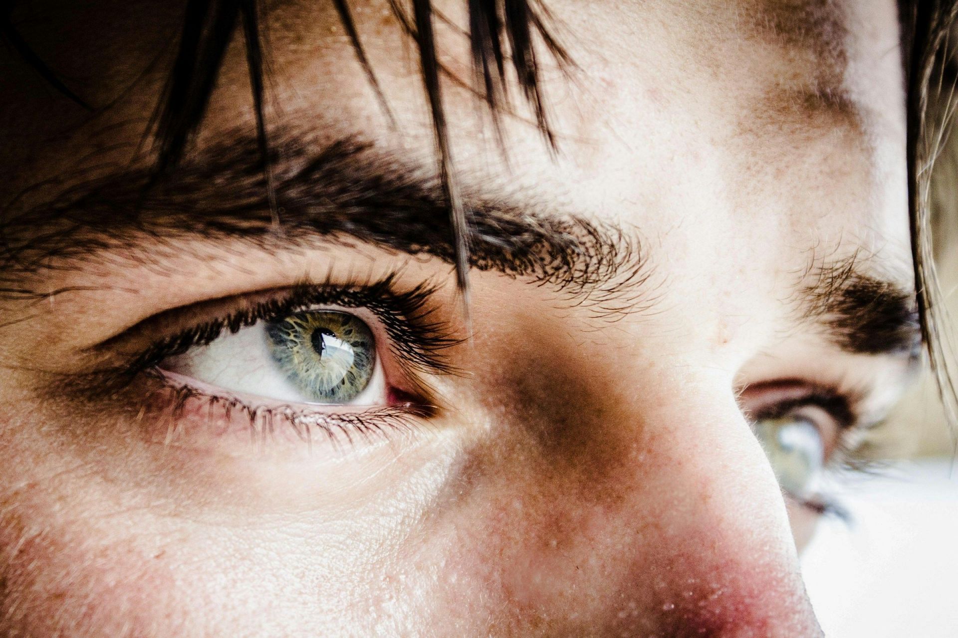 Can dry eyes cause headaches? (Photo by Quinten de Graaf on Unsplash)