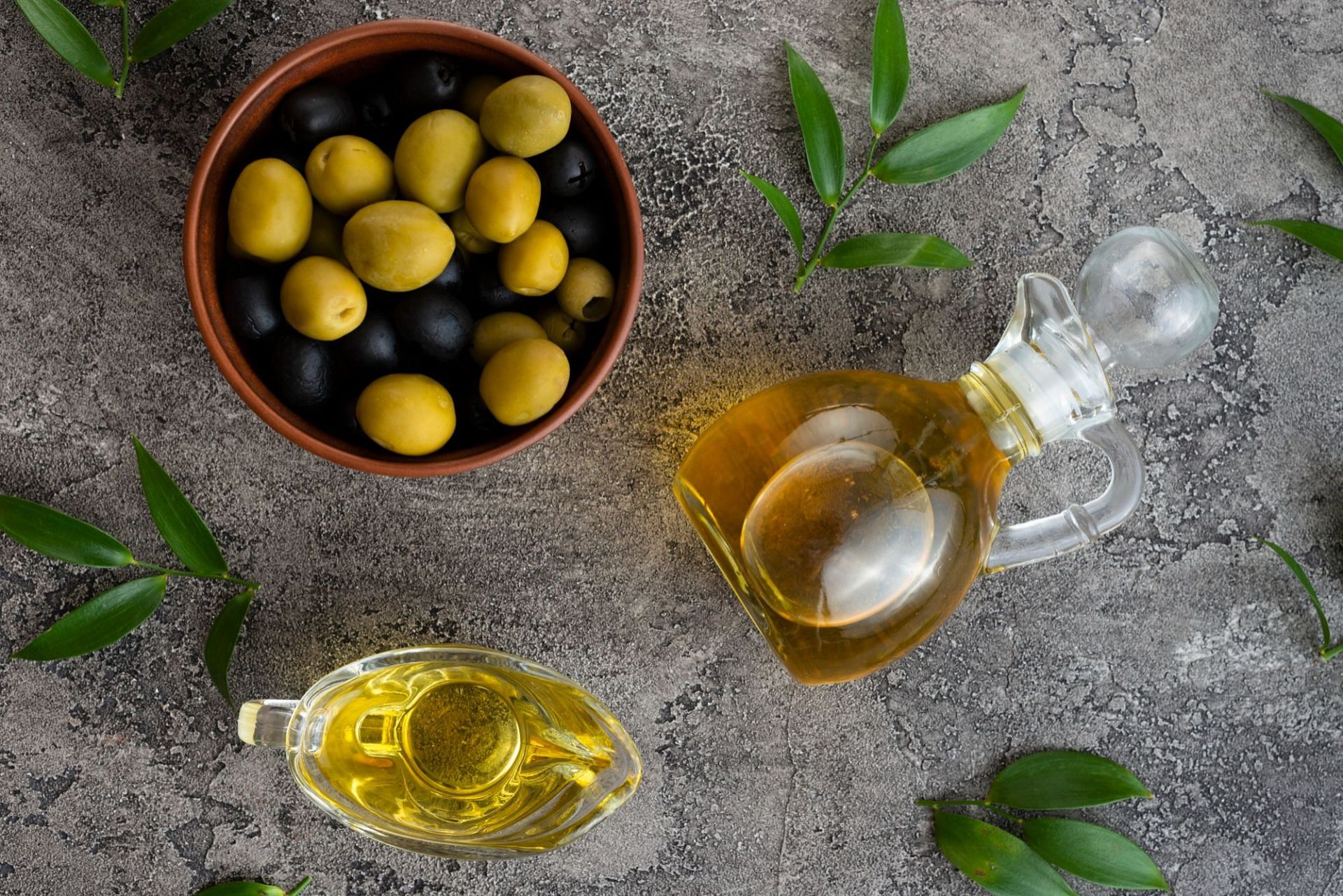 What is the real difference difference between extra virgin and normal olive oil? (Image by Freepik)
