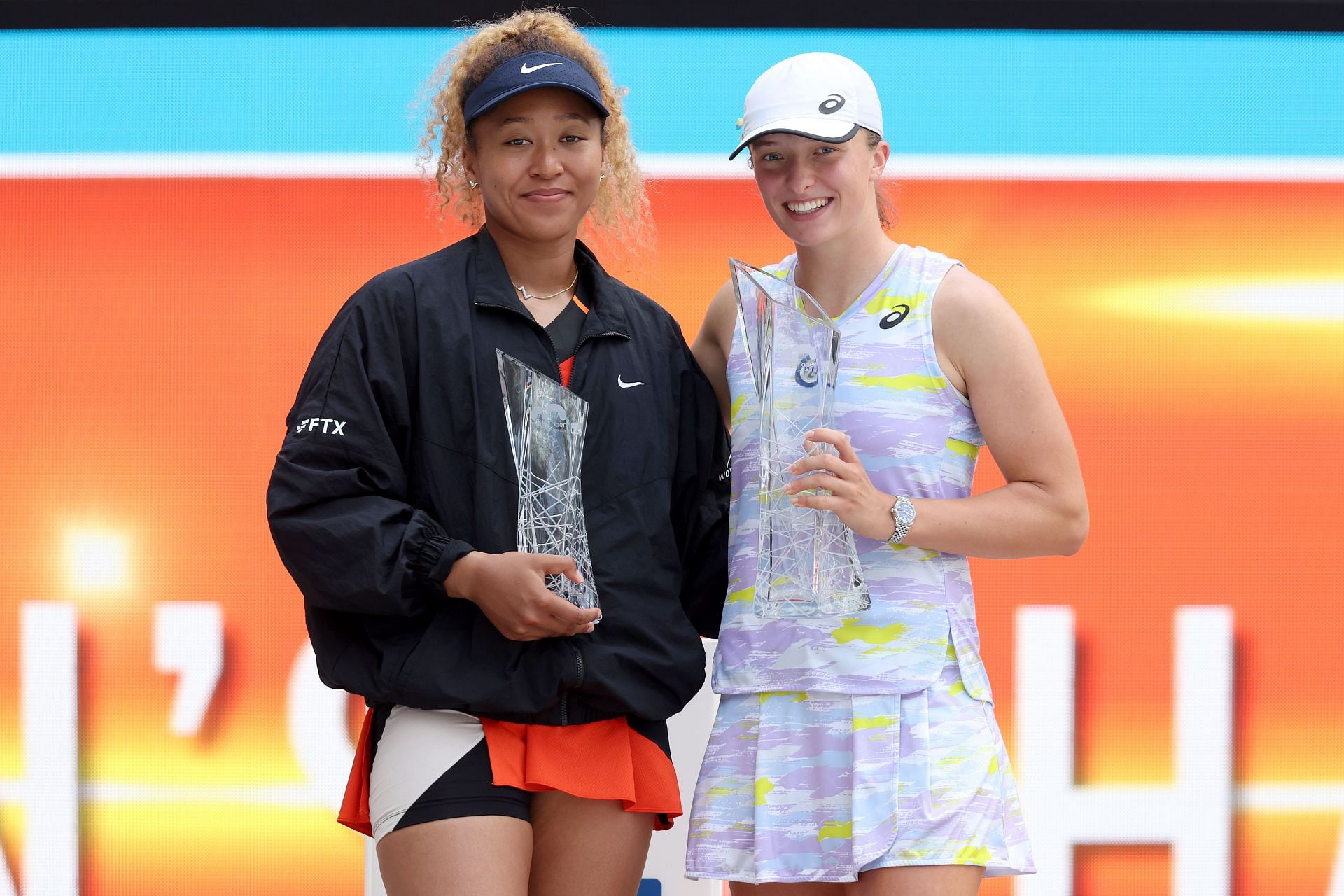 Iga Swiatek (R) defeated Naomi Osaka in the 2022 Miami Open final