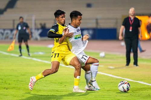 Hyderabad FC's Abdul Rabeeh grappling with NorthEast United's Buanthanglun Samte. [ISL]
