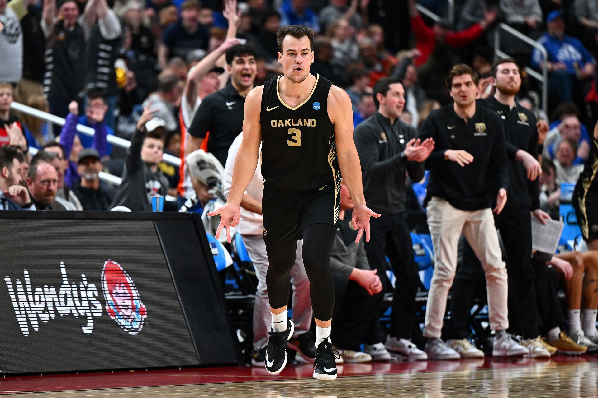 Jack Gohlke kept the Wildcats at bay with 10 3-pointers en route to scoring 32 points. Oakland stunned Kentucky, 80-76, in the first round of the NCAA Tournament.