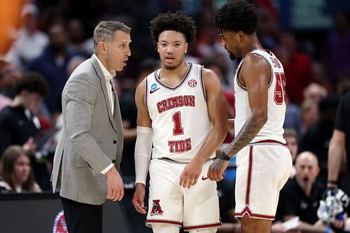 Nate Oats gives instructions to his players.