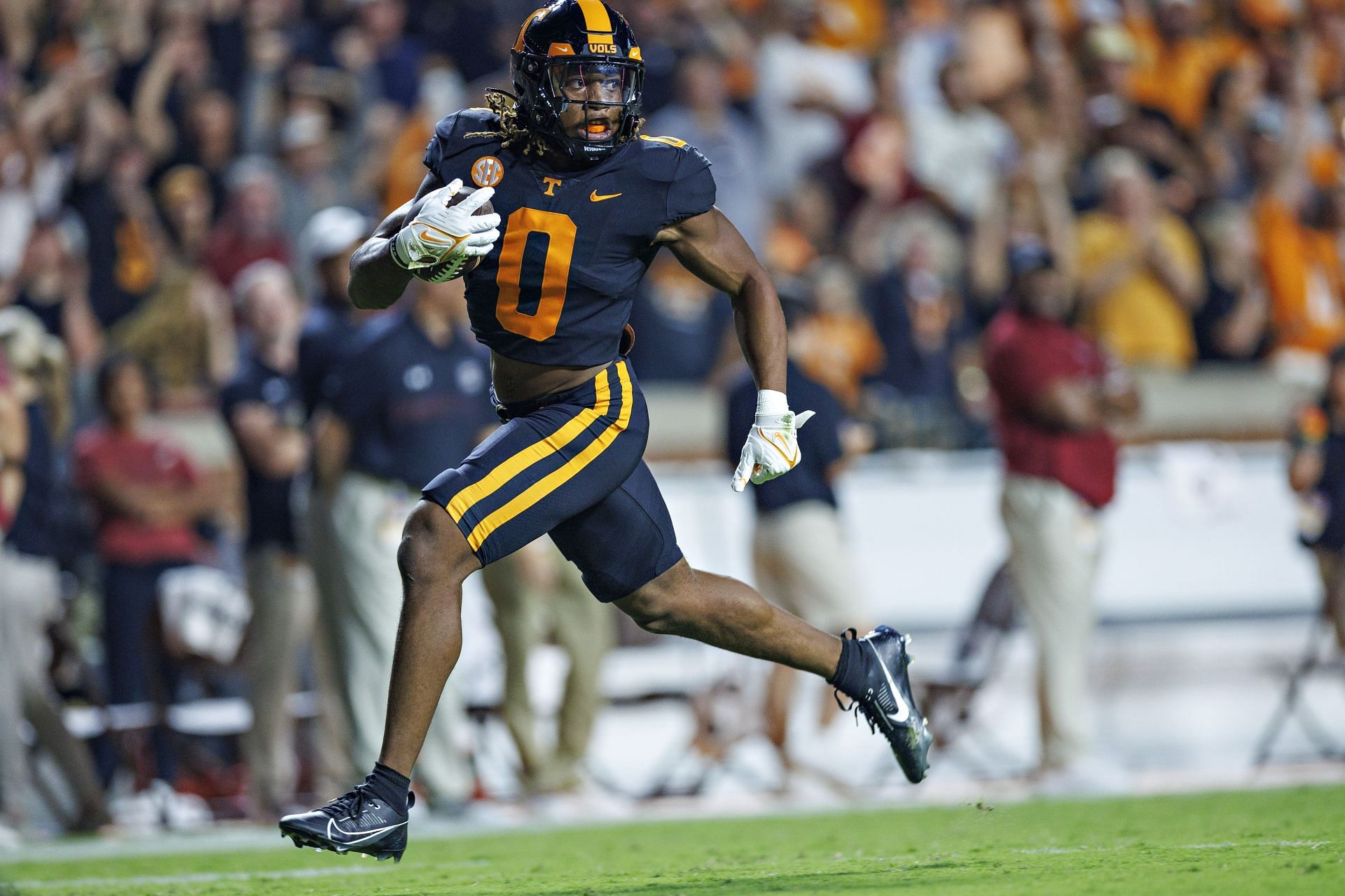 Jaylen Wright #0 of the Tennessee Volunteers rushes for a touchdown in the first quarter of the game against the South Carolina Gamecocks