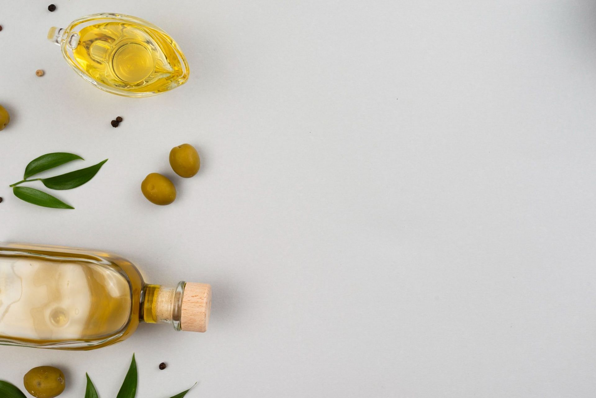 What is the difference between extra virgin and normal olive oil and which one would you choose? (Image by Freepik)