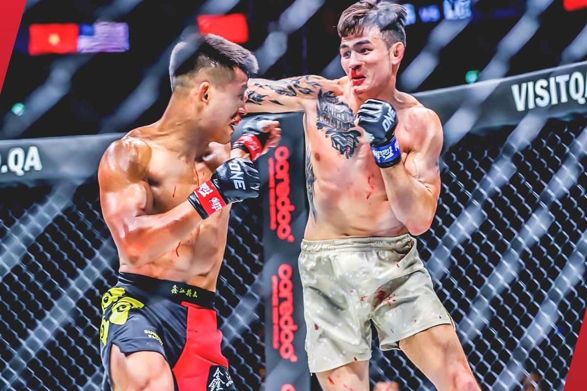 (From left) Tang Kai and Thanh Le throw down in Qatar.