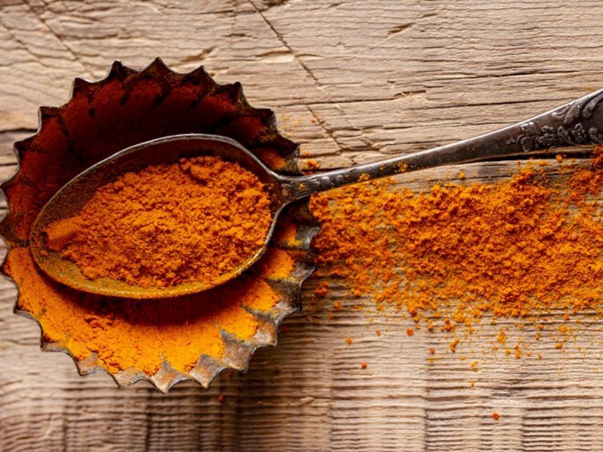 Turmeric powder and Chickpea flour mix cleanser for your face (Image via Freepik)