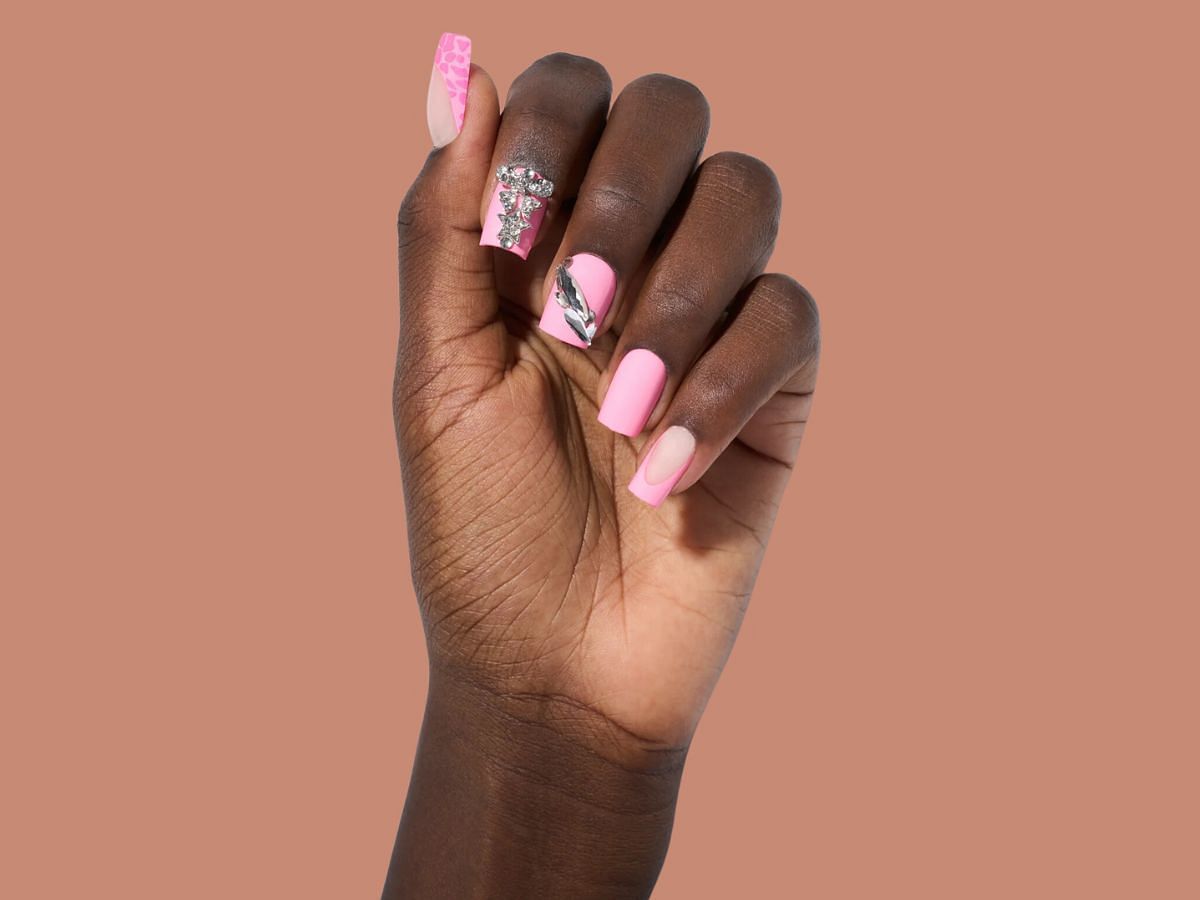 Square cut nails (Image via Pink Friday Nails)