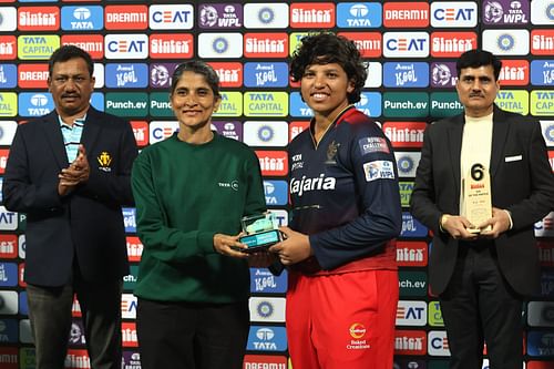 Richa Ghosh receiving an award (Image Courtesy: X/Women's Premier League)