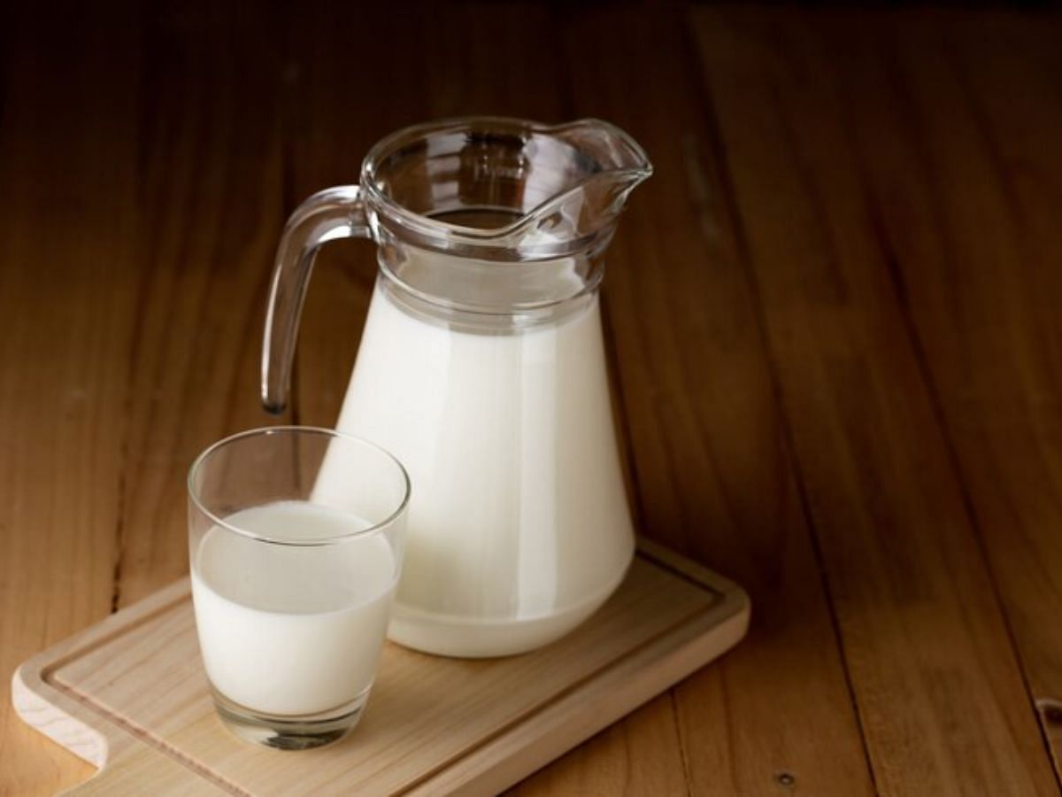 Milk homemade cleanser for your face (Image via Freepik)