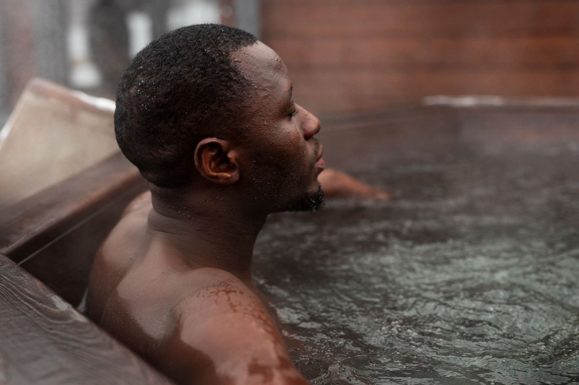 Cold water baths can make you more alert (Image by Freepik)