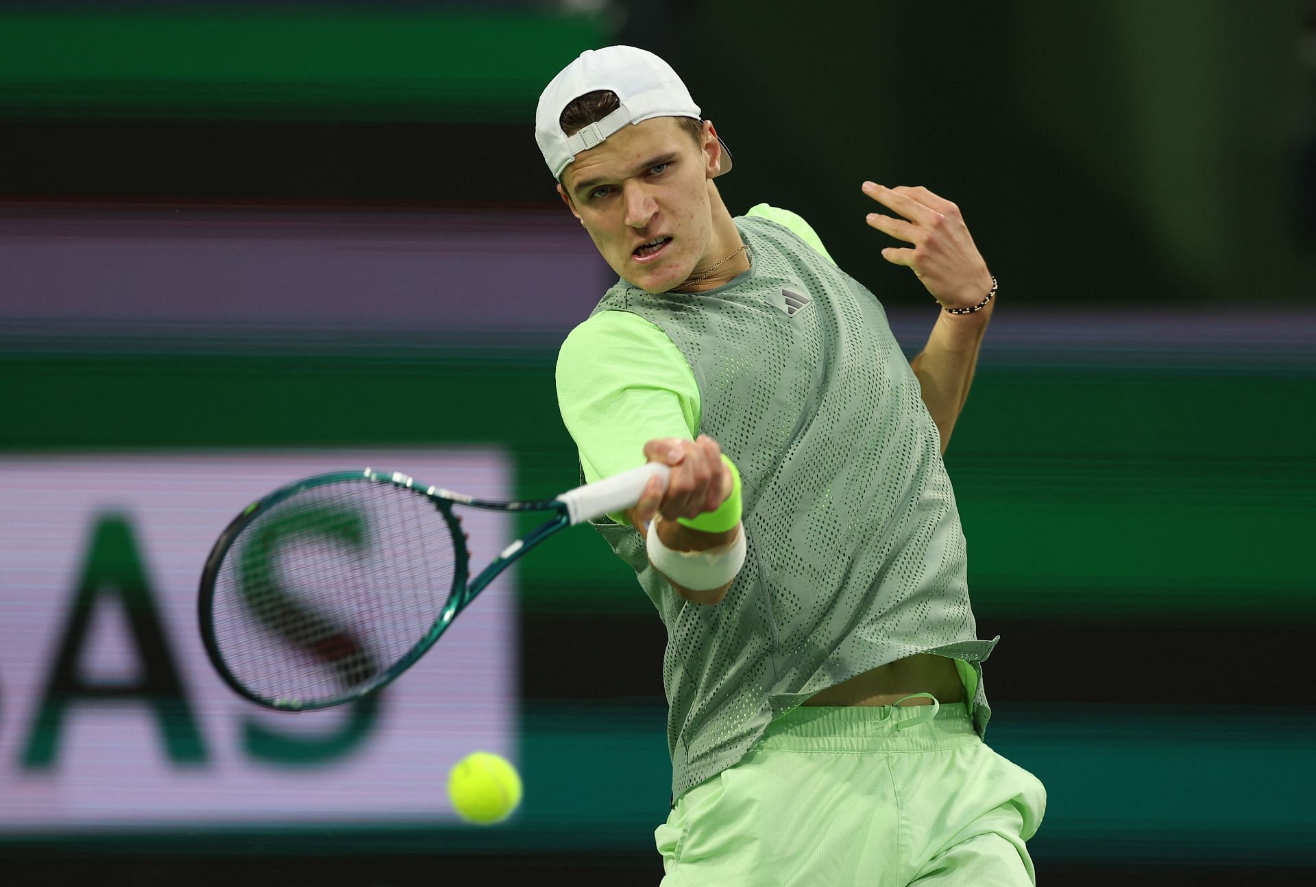 Jakub Mensik hits a forehand at BNP Paribas Open 2024