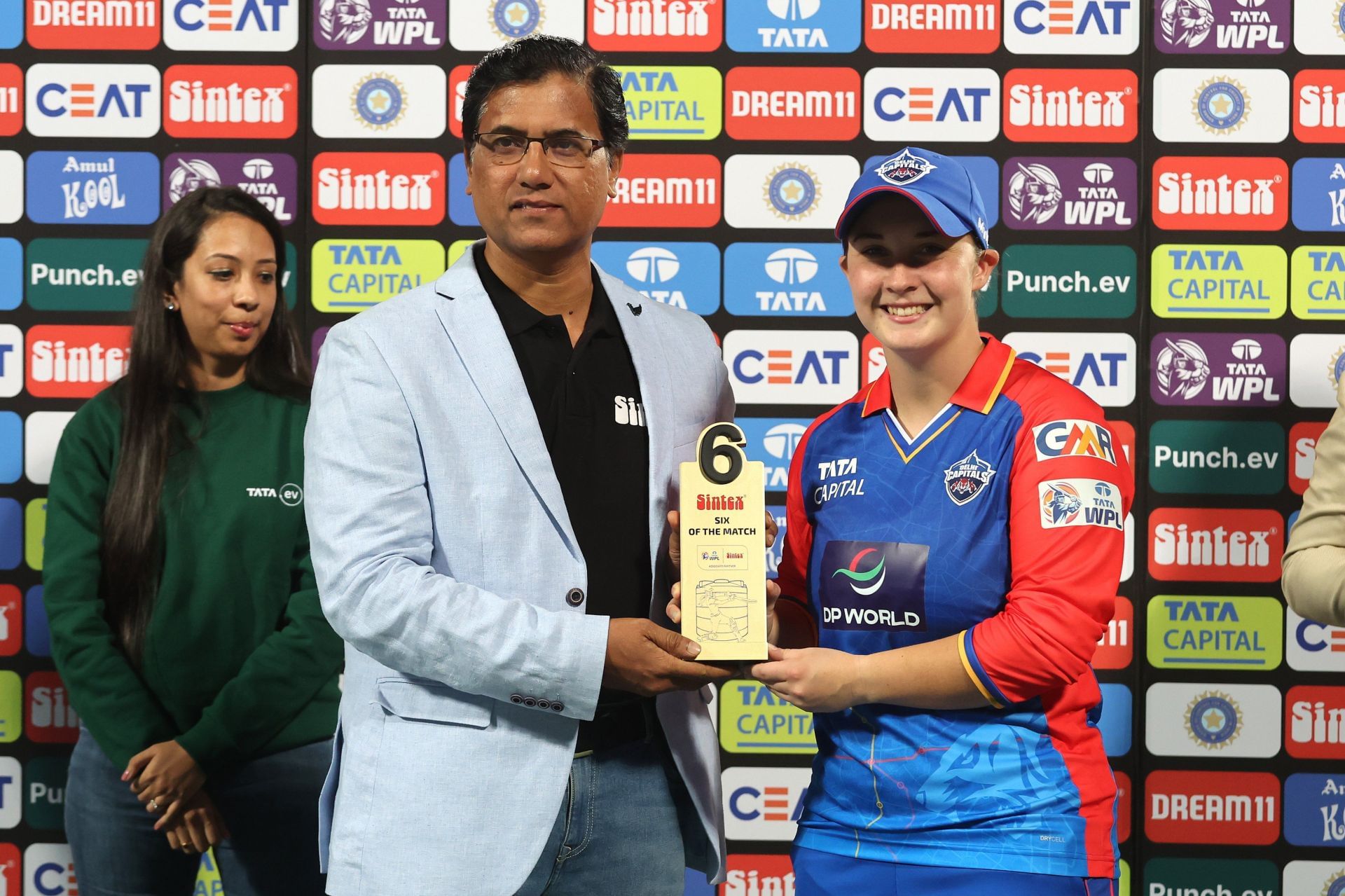 Alice Capsey receiving an award. (Image Courtesy: X/Women's Premier League)