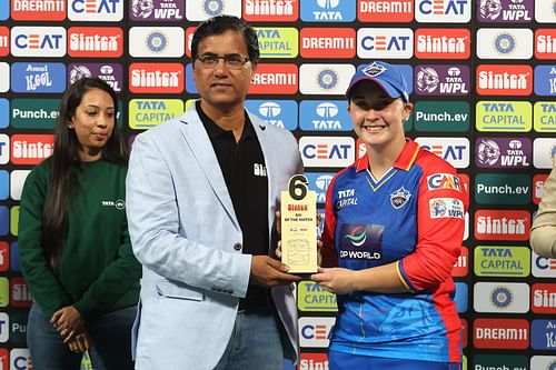 Alice Capsey receiving an award. (Image Courtesy: X/Women's Premier League)