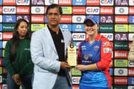 Alice Capsey receiving an award (Image Courtesy: X/Women's Premier League)