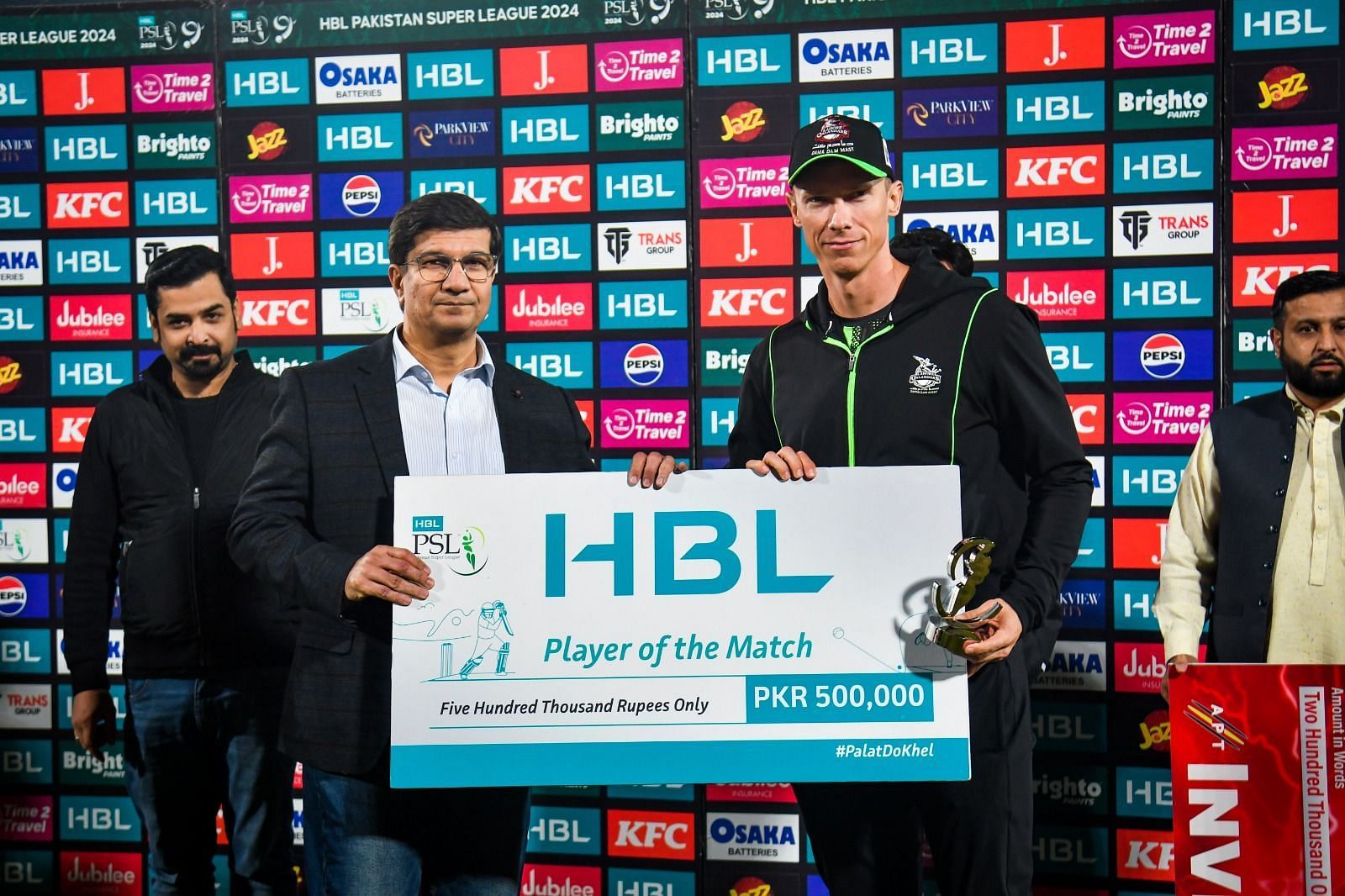 Rassie van der Dussen receiving an award (Image Courtesy: X/Pakistan Super League)