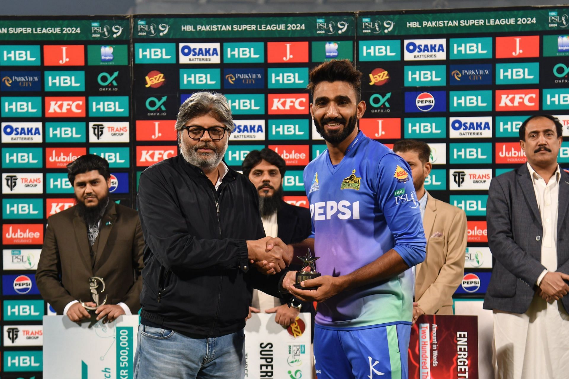 Usama Mir receiving an award (Image Courtesy: X/Pakistan Super League)