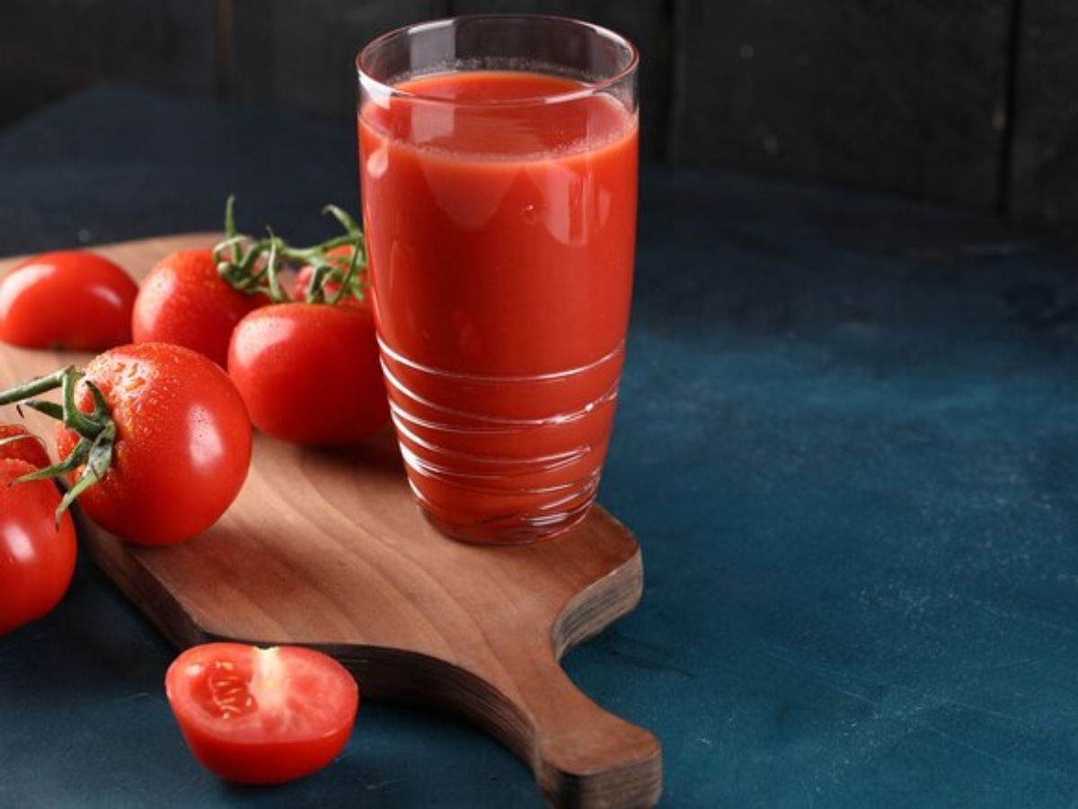 Tomato pulp works as a refreshing homemade cleanser for your face (Image via Freepik)