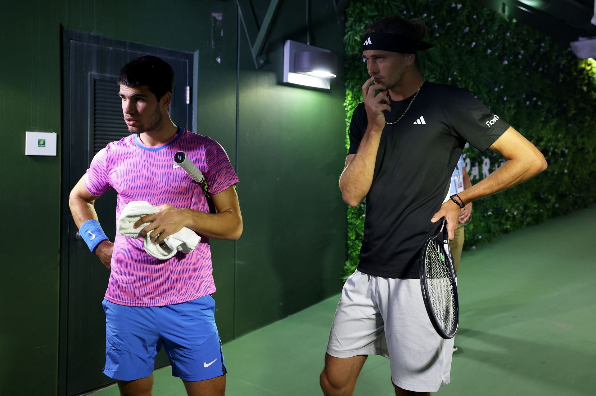 Carlos Alcaraz and Alexander Zverev pictured amid the bee invasion during their 2024 Indian Wells quarterfinal