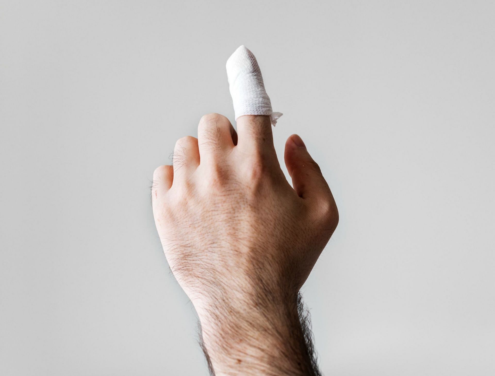 What is a jammed finger: Is it broken or jammed? (Image by rawpixel.com on Freepik)