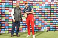 Ellyse Perry receiving an award (Image Courtesy: X/Women's Premier League)
