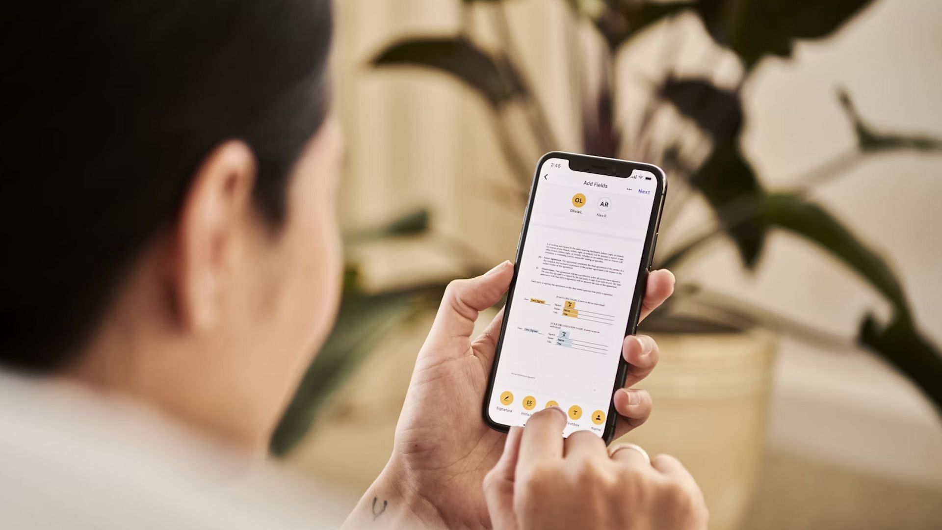 Scheduling a text message on an iPhone (Image via Unsplash/DocuSign)