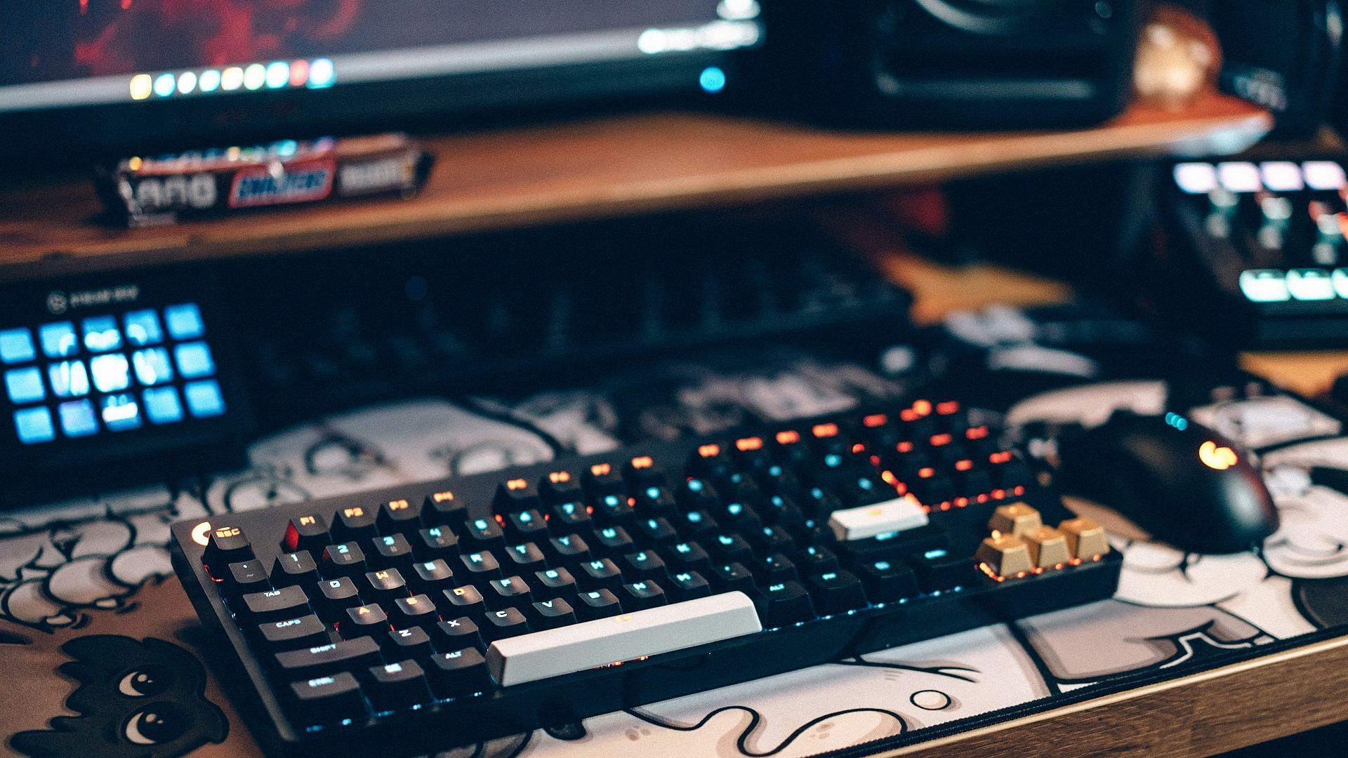 Hardcore gaming setup with mechanical keyboard and mouse (Image via Kadyn Pierce/Unsplash)