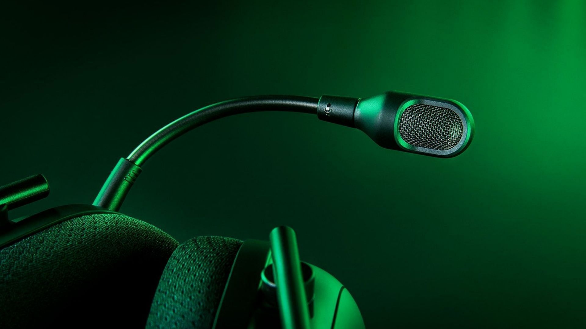 The microphone on headsets is adjustable and closer to the mouse (Image via Razer)
