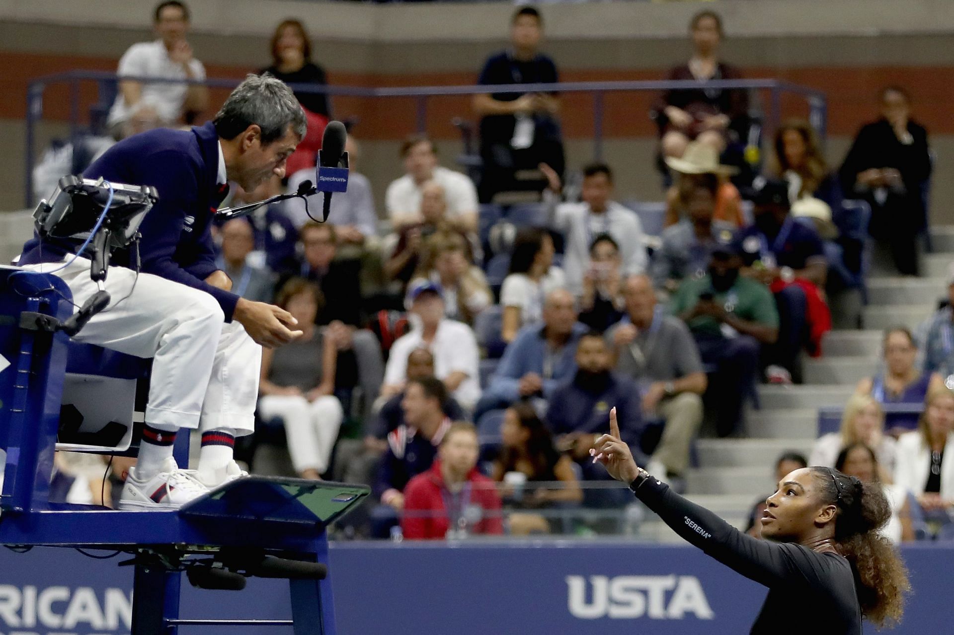 Serena Williams argues with Carlos Ramos at the 2018 US Open