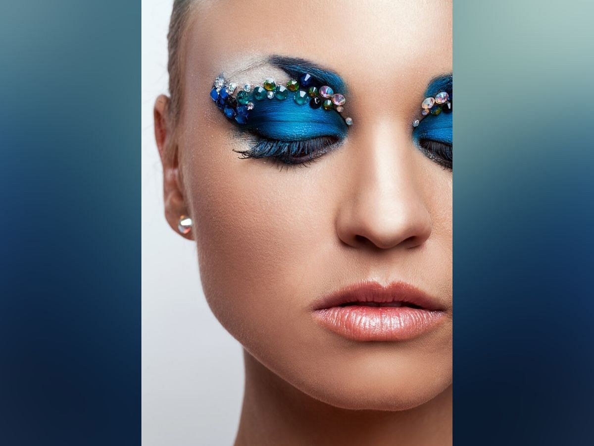 Disco eye makeup (Image via Freepik)