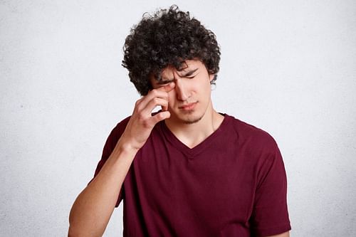Rubbing your eyes a lot can be a cause (Image by user18526052 on Freepik)