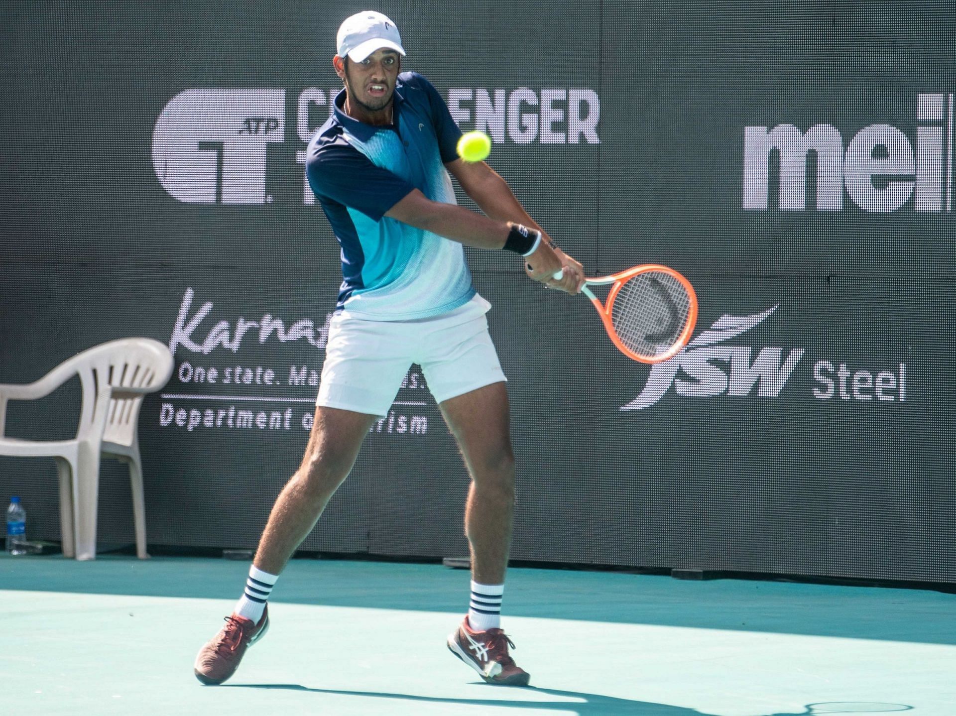 Karan Singh in action during the DafaNews Bengaluru Open 2024 singles qualifiers at KSLTA Stadium on Sunday, Feb 11, 2024