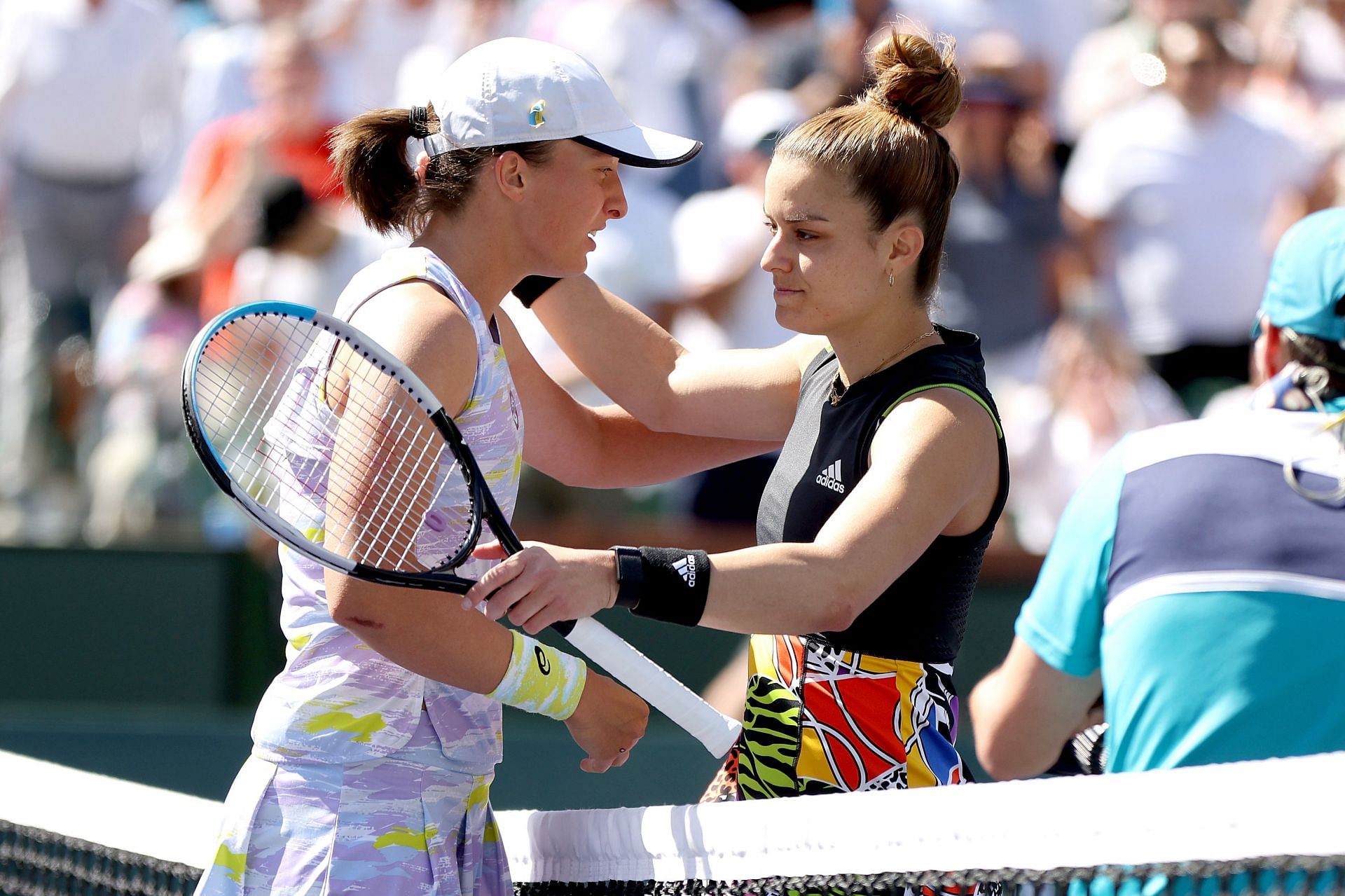 Iga Swiatek (left) beat Maria Sakkari in the 2022 Indian Wells final