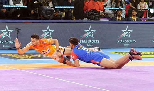 Jaideep Dahiya with a failed tackle against Mohit Goyat (Credits: PKL)