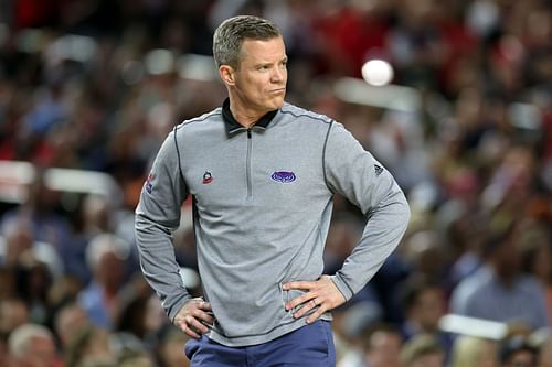 Dusty May coaching the Florida Atlantic in the NCAA