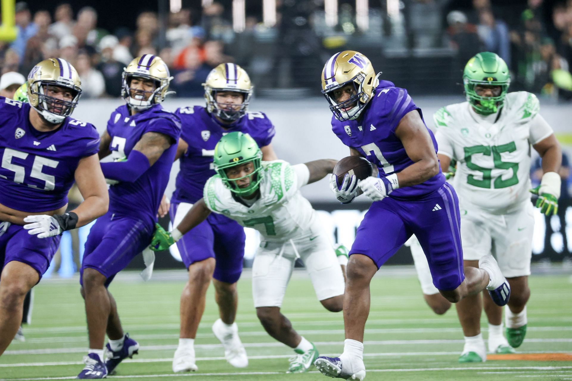 Dillon Johnson #7 of the Washington Huskies runs for a game-clinching first down during the fourth quarter against the Oregon Ducks