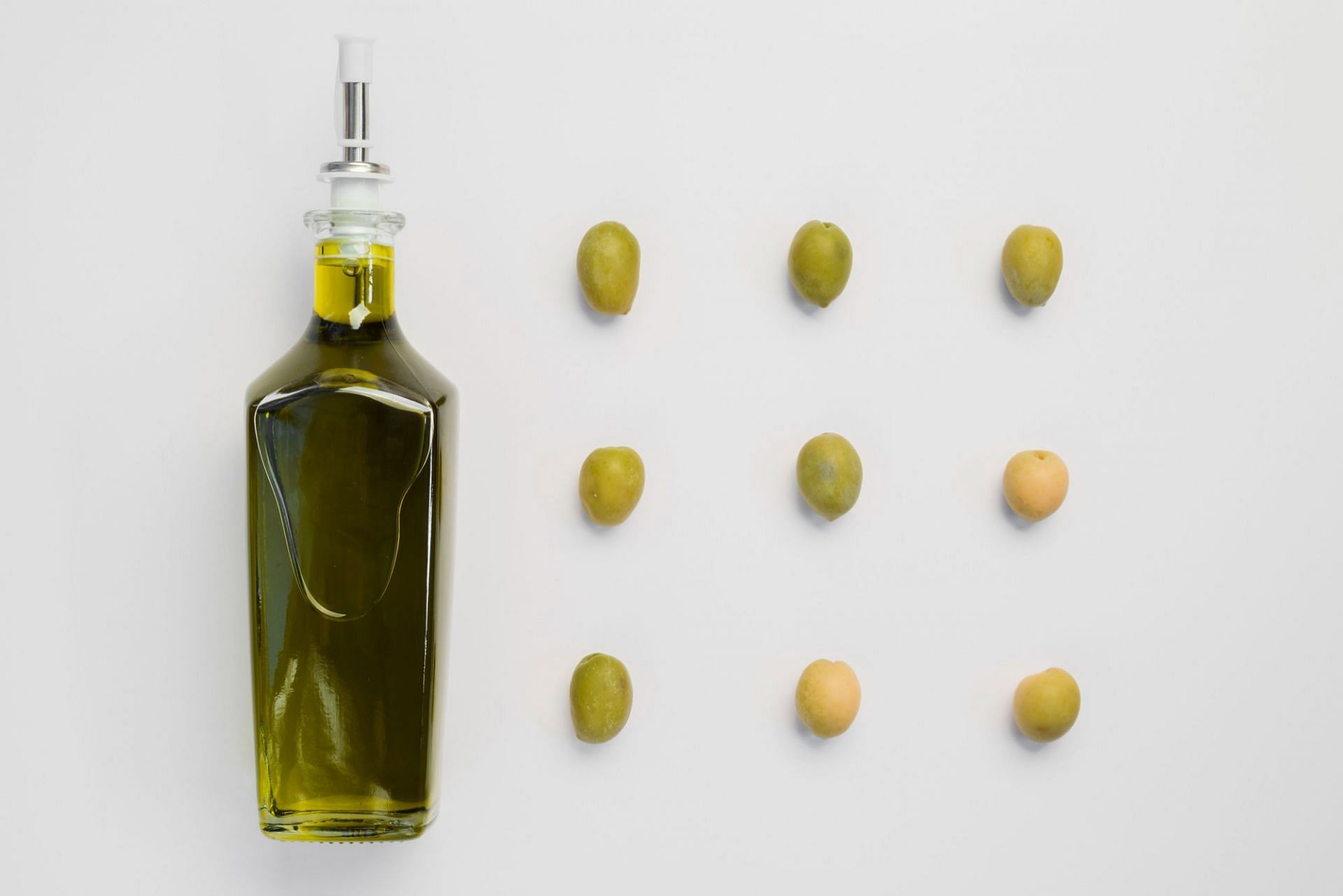 Difference between extra virgin and normal olive oil: EVOO is obtained without heat or chemicals(Image by Freepik)