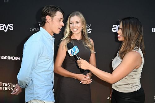 Alex de Minaur and Katie Boulter (R) at the Taste Of Tennis Miami 2024