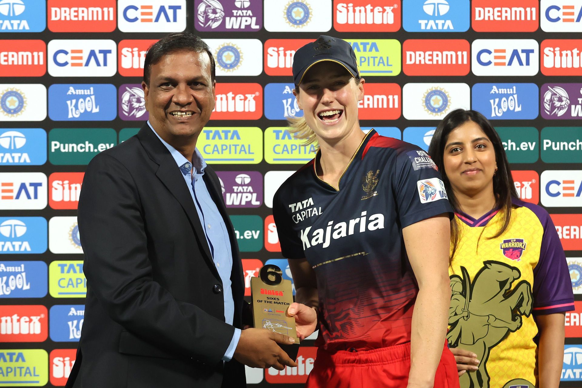 Ellyse Perry receiving an award (Image Courtesy: X/Women's Premier League)