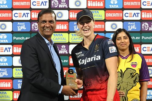 Ellyse Perry receiving an award (Image Courtesy: X/Women's Premier League)