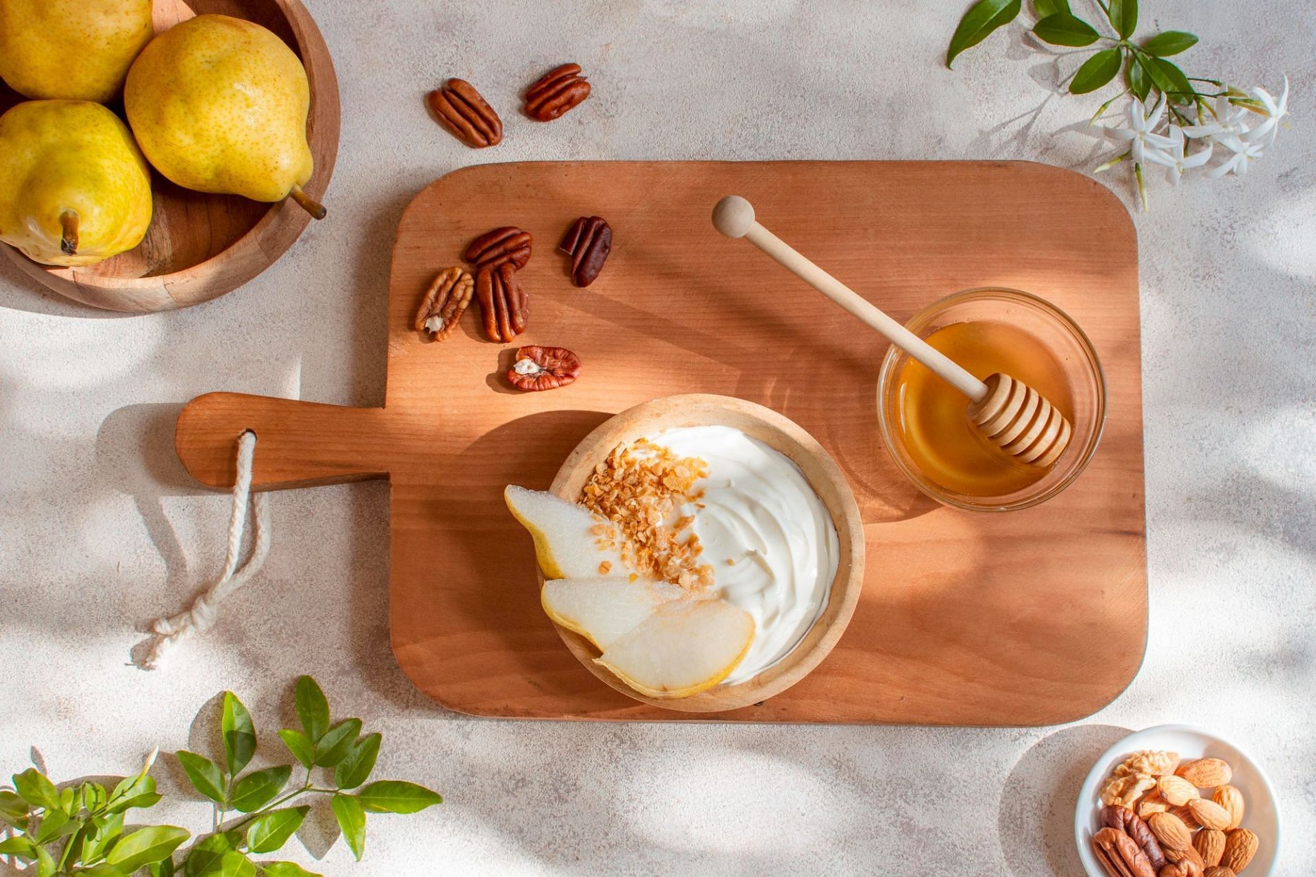 DIY skin whitening with yogurt and honey (Image by freepik)