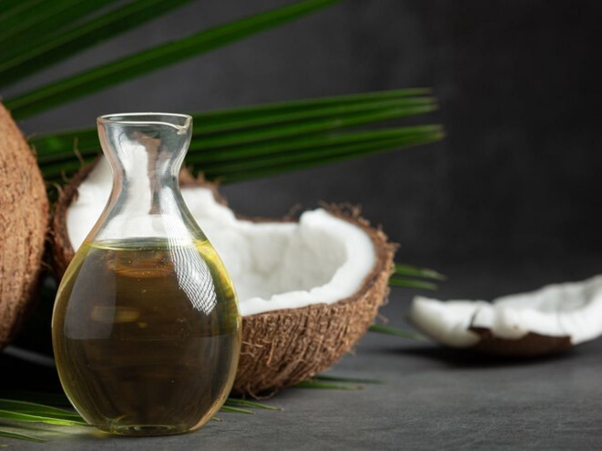 Coconut oil as a cleanser for your face (Image via Freepik)