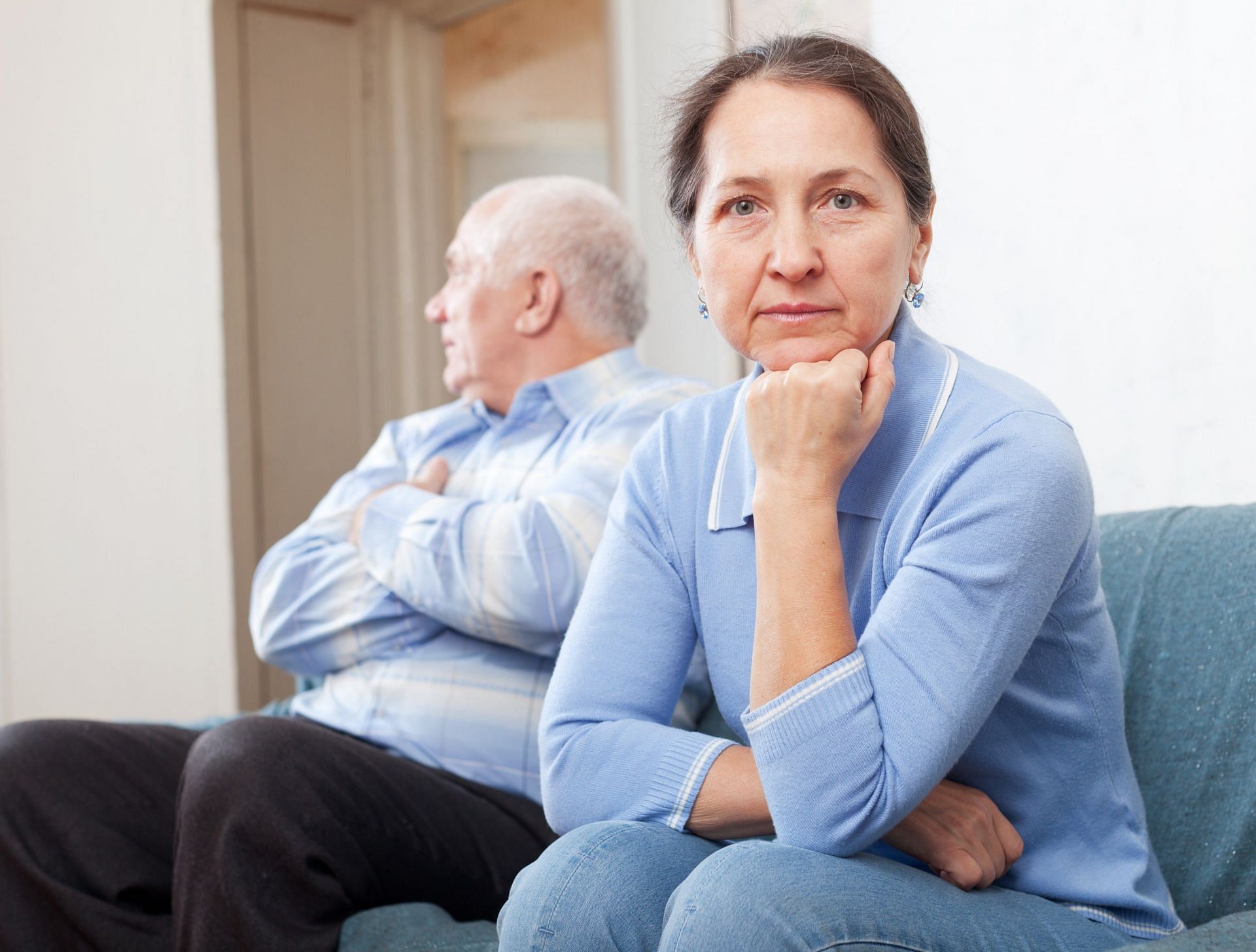 What is gray divorce? and how does it affect elderly mental health? (Image via Freepik/ bearfotos)