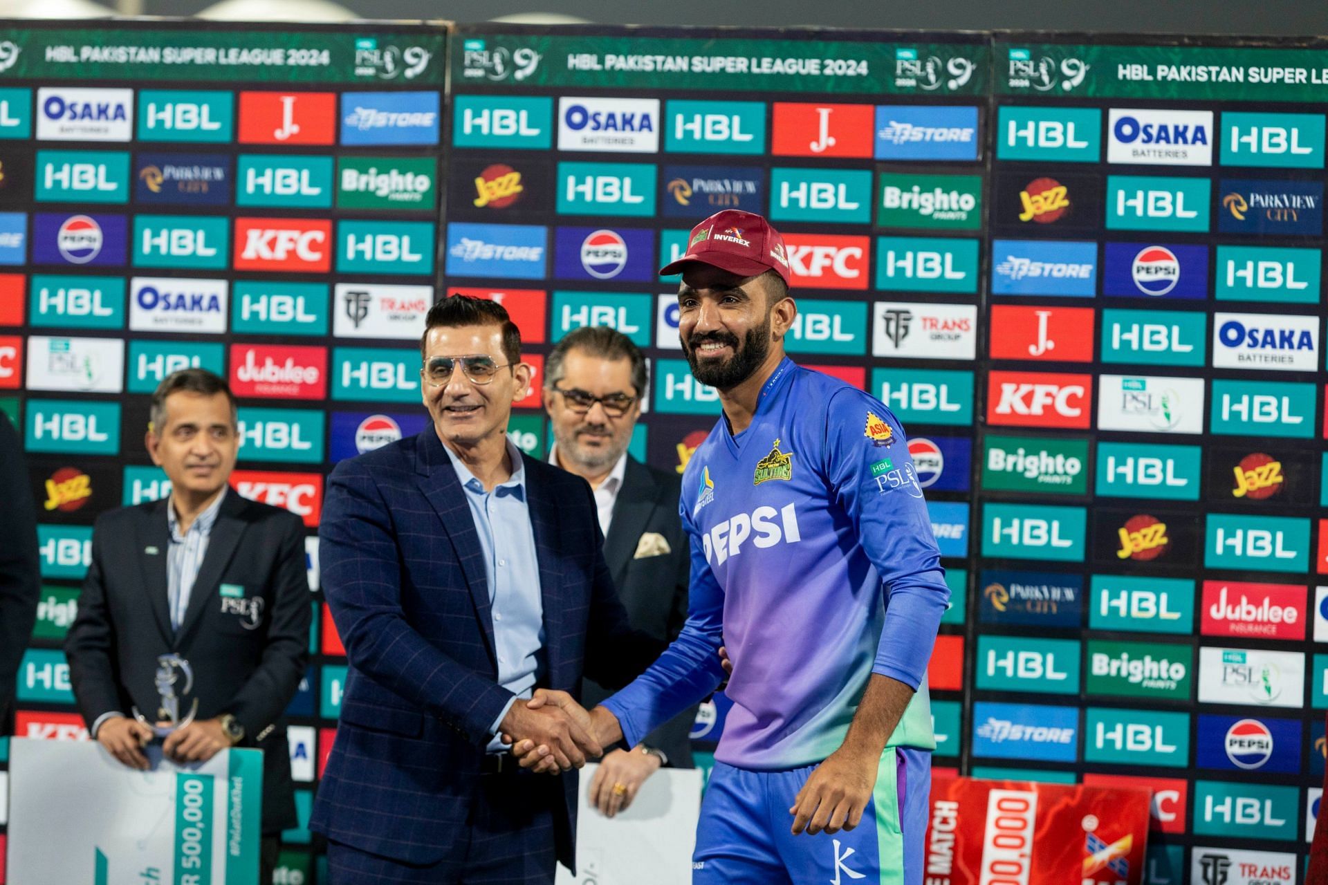 Usama Mir receiving an award (Image Courtesy: X/Pakistan Super League)