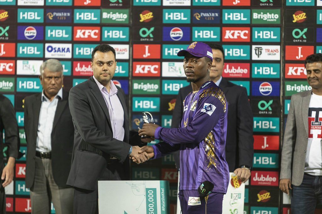 Sherfane Rutherford receiving an award. (Image Courtesy: X/Pakistan Super League)