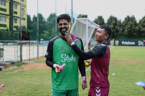 Jeremy Zohminghlua (right) sharing a light moment with goalkeeper Laxmikant Kattimani. [Hyd FC]